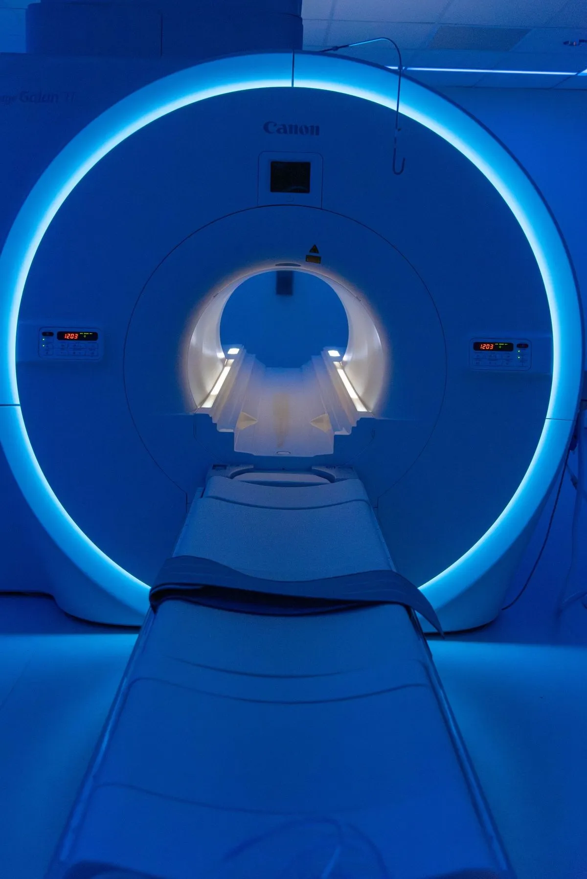 كل ما تحتاج معرفته عن التصوير بالرنين المغناطيسي: فوائده، الأنواع، واستخداماته في تشخيص الأمراض 2 التصوير بالرنين المغناطيسي